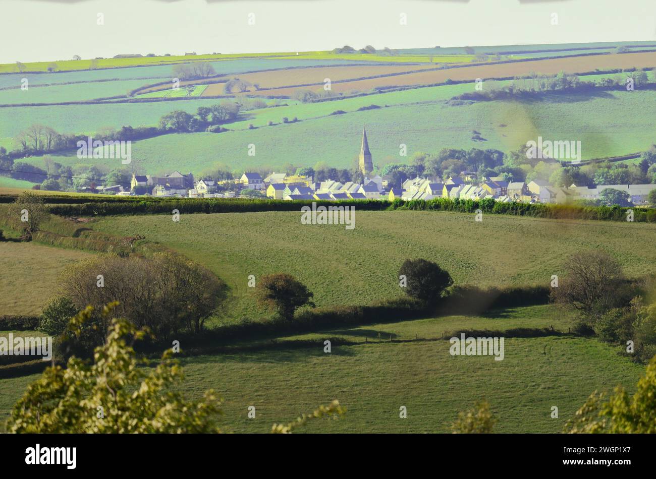 Campagna del Devon con il villaggio di Modbury in lontananza, Inghilterra sud-occidentale Regno Unito Foto Stock