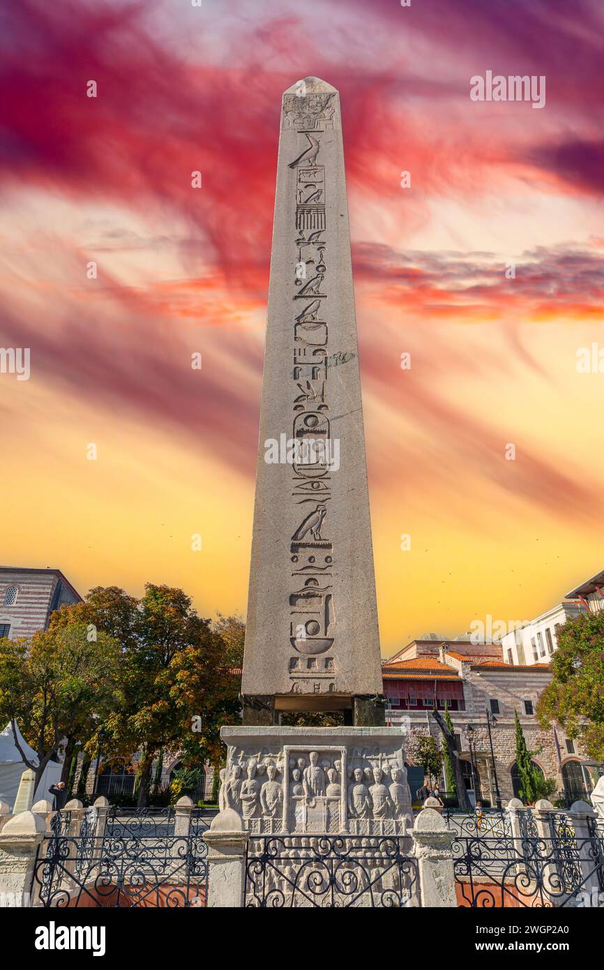 Obelisco di Teodosio (Dikilitas) con geroglifici in Piazza Sultanahmet, Istanbul, Turchia. Antico obelisco egiziano in Istanbul City Foto Stock
