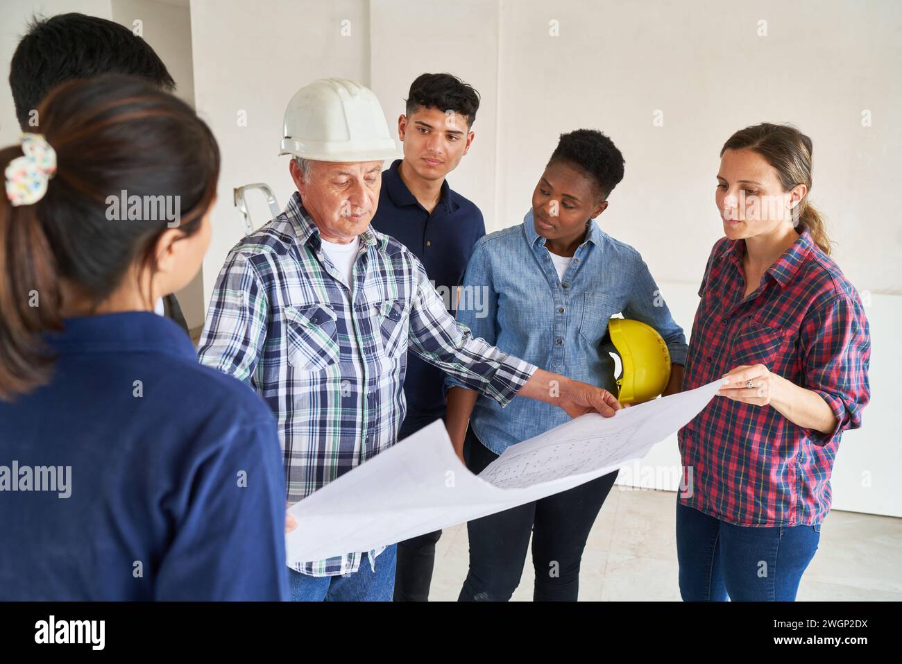 Diversi colleghi e architetti si incontrano su un progetto Foto Stock