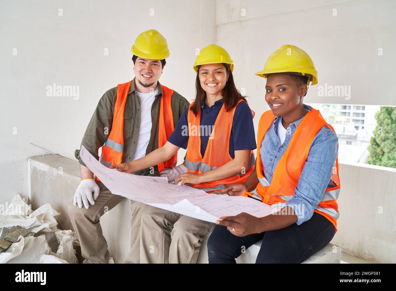 Sorridere diversi colleghi che analizzano il progetto Foto Stock