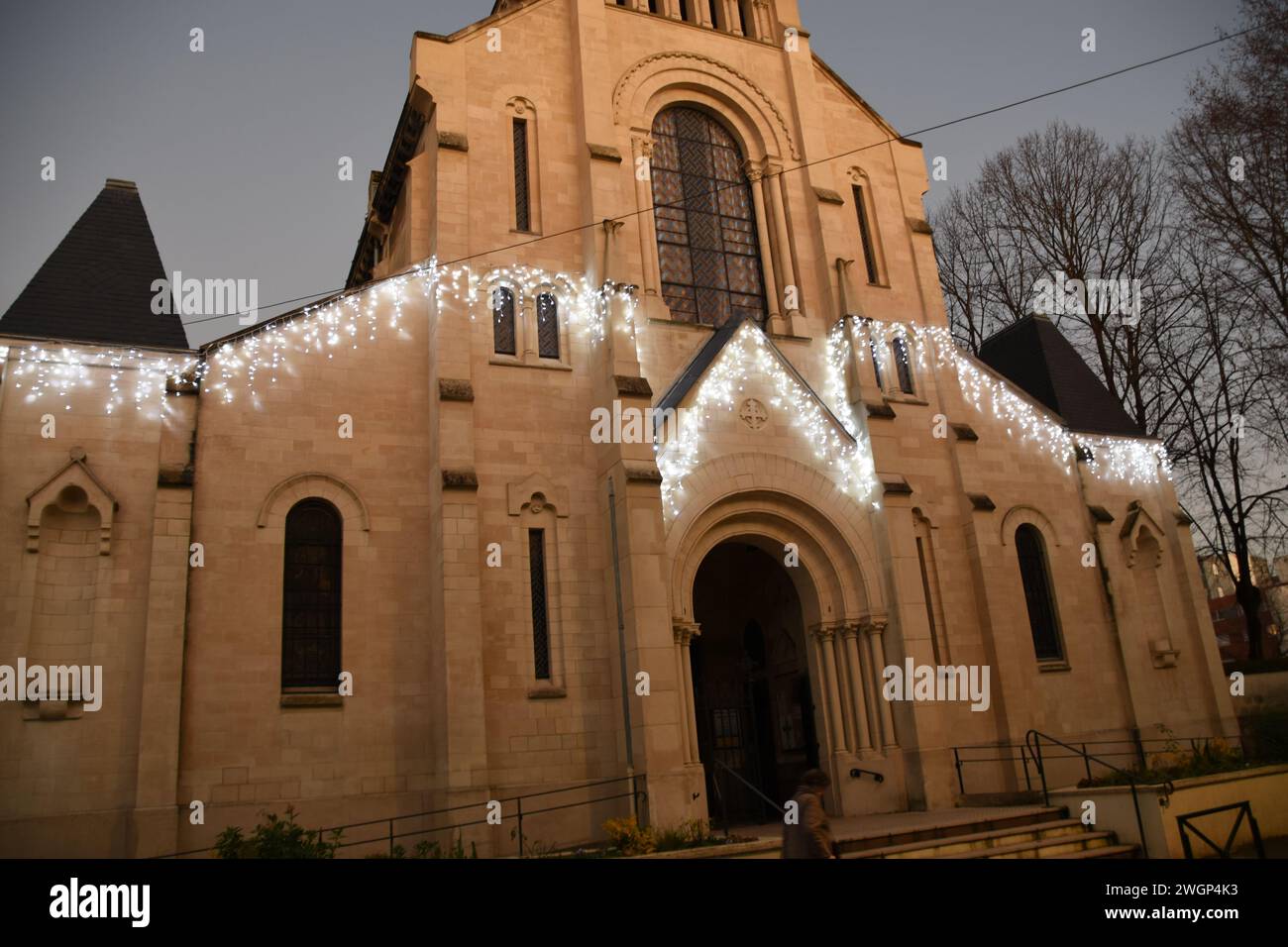 Église Notre Dame d'Alfortville pendant les Fêtes de Noel Foto Stock