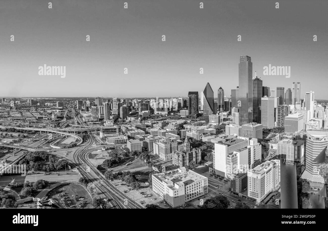 Dallas, Stati Uniti - 7 novembre 2023: Skyline panoramico nel tardo pomeriggio a Dallas, Texas, Stati Uniti Foto Stock