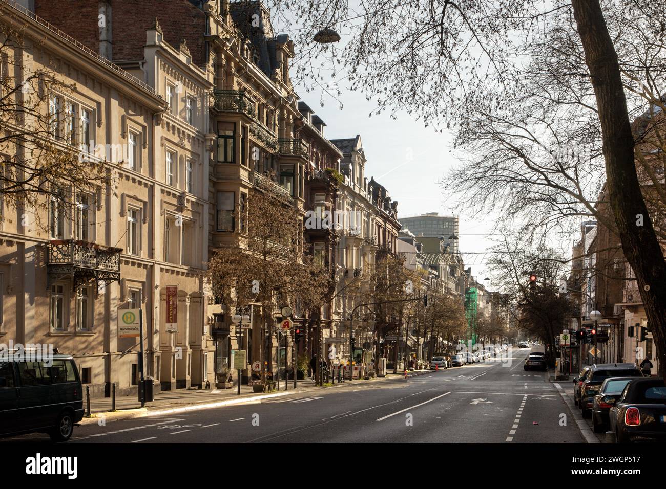 Wiesbaden, Germania - 28 gennaio 2024: Storica Taunusstrasse a Wiesbaden, un'ex strada con molti negozi di antiquariato, vecchi edifici del XIX secolo Foto Stock