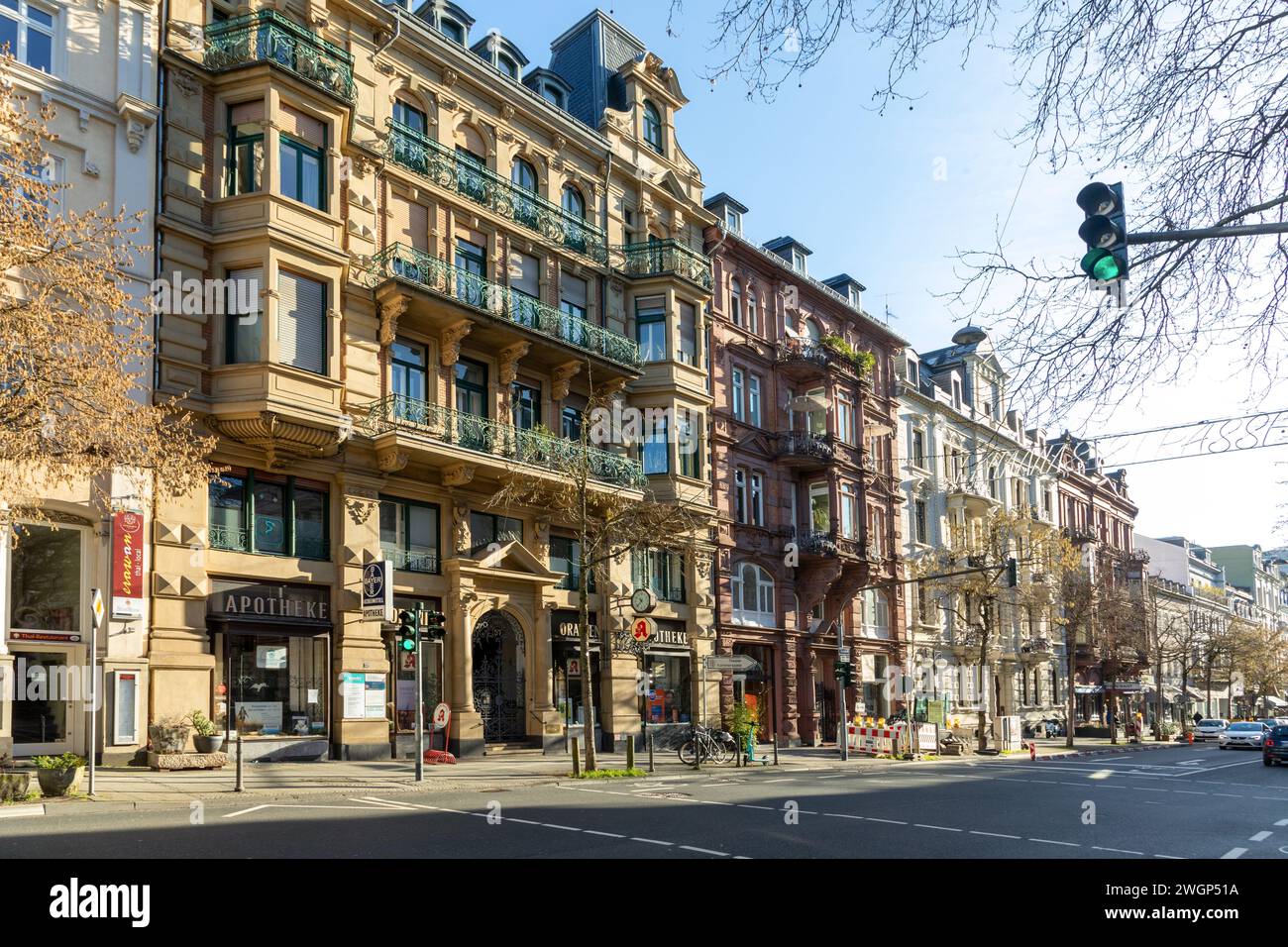 Wiesbaden, Germania - 28 gennaio 2024: Storica Taunusstrasse a Wiesbaden, un'ex strada con molti negozi di antiquariato, vecchi edifici del XIX secolo Foto Stock