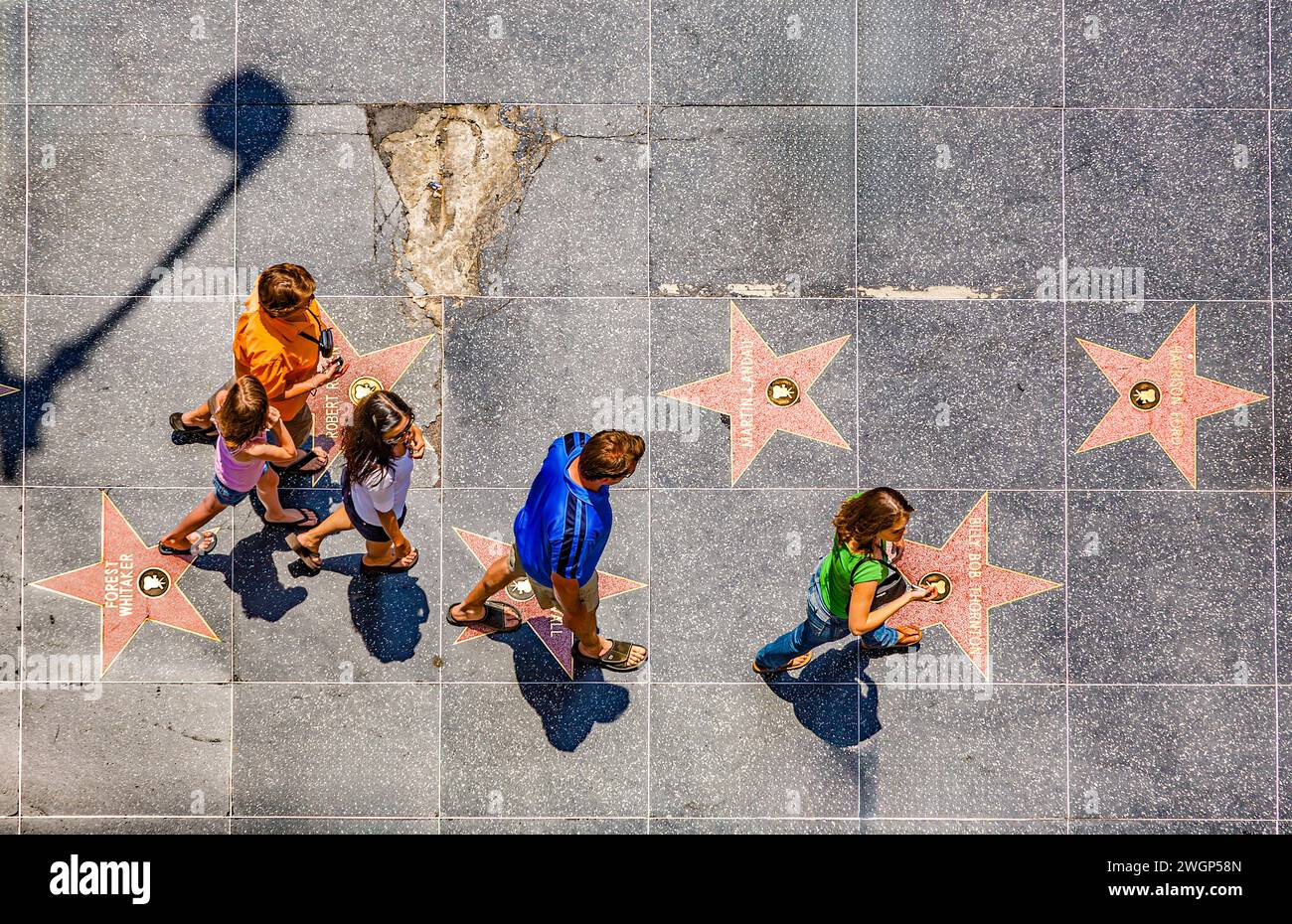 Los Angeles, Stati Uniti - 5 luglio 2008: Persone che passano la Walk of fame a Hollywood in una giornata di sole a Los Angeles, Stati Uniti Foto Stock