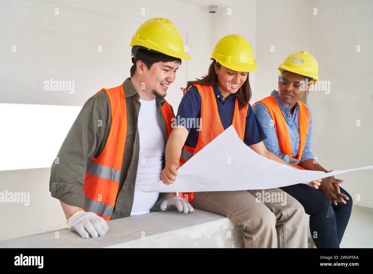 Diversi colleghi che discutono e analizzano il progetto Foto Stock