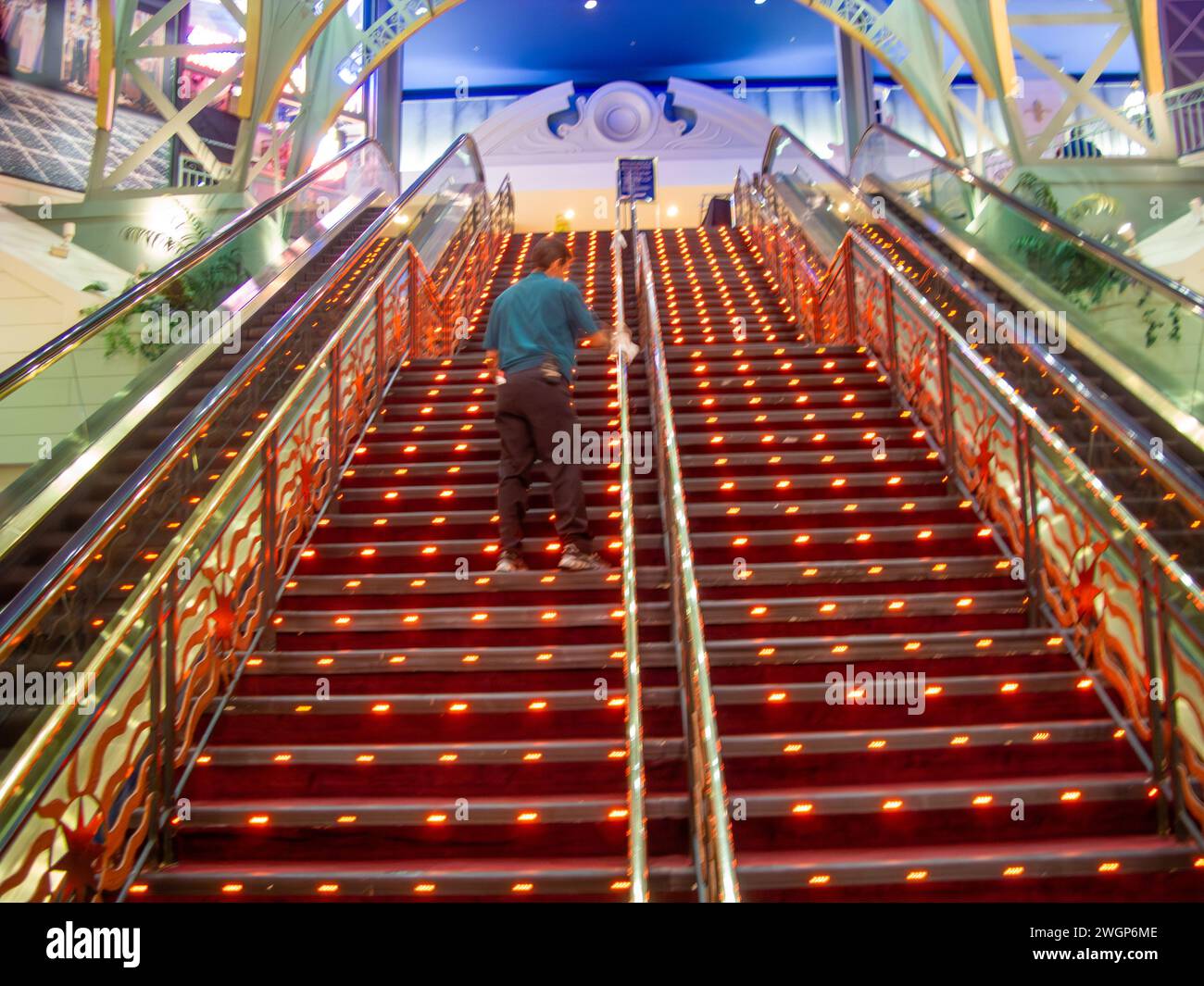 Las Vegas, USA - 17 luglio 2008: Vista degli interni con scala movinh nel casinò Stratosphere di Las Vegas, USA. Foto Stock