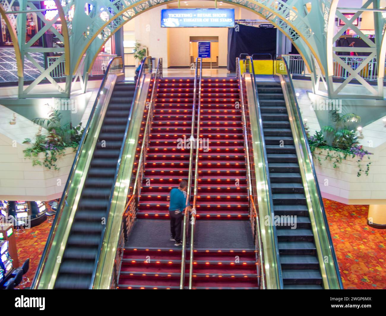 Las Vegas, USA - 17 luglio 2008: Vista degli interni con scala movinh nel casinò Stratosphere di Las Vegas, USA. Foto Stock