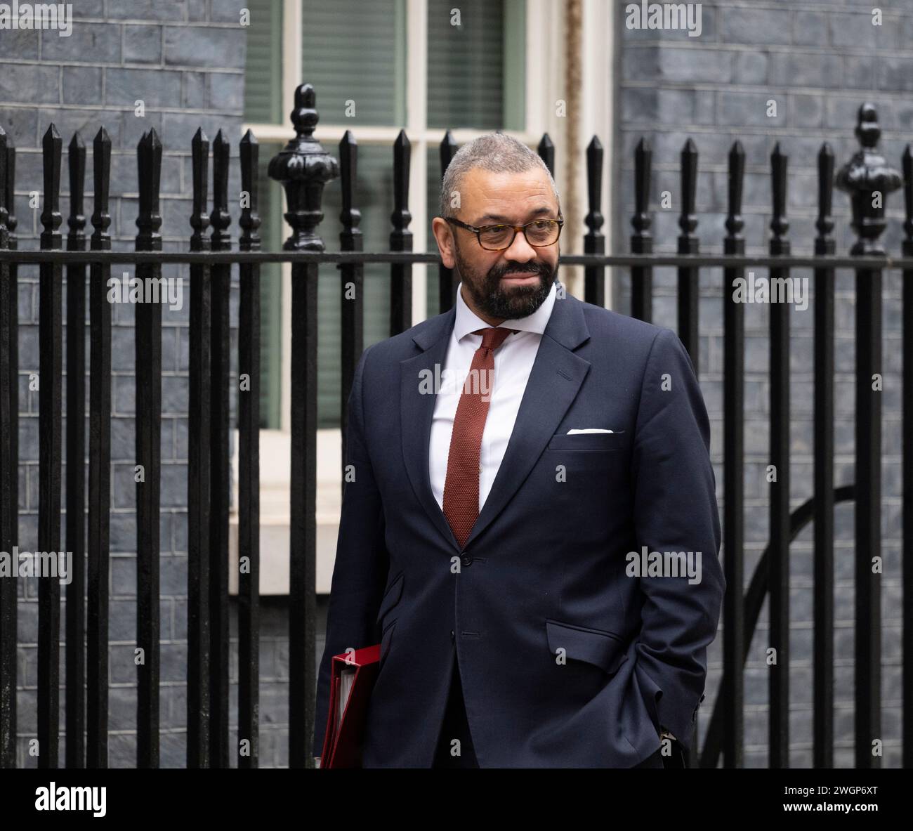 Downing Street, Londra, Regno Unito. 6 febbraio 2024. James intelligente deputato, Segretario di Stato per l'Home Department, Segretario di Stato per l'Home Secretary a Downing Street per la riunione settimanale del gabinetto. Crediti: Malcolm Park/Alamy Live News Foto Stock