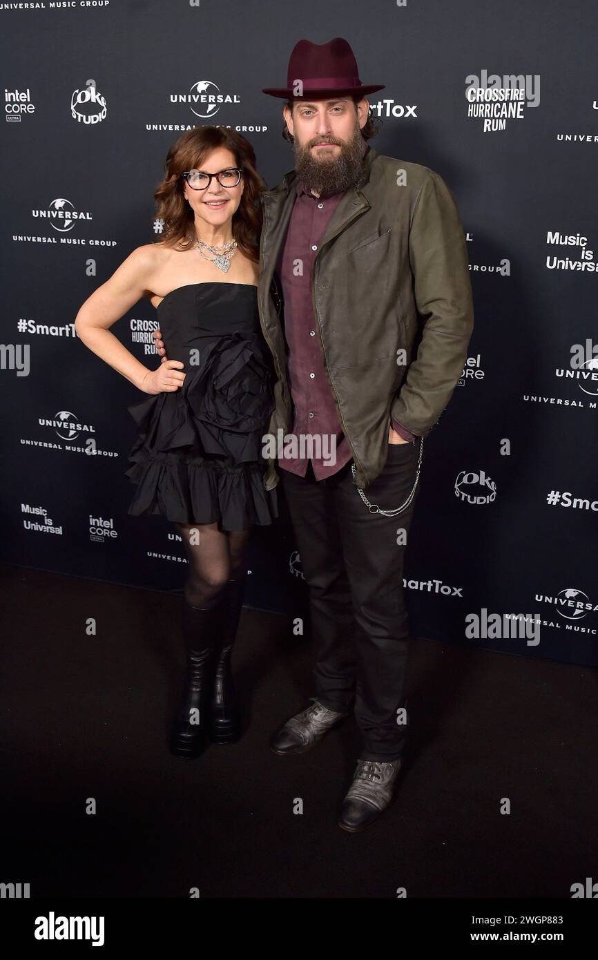 Lisa Loeb mit Ehemann Roey Hershkovitz bei der Grammy After Party der Universal Music Group a den NYA Studios West. Los Angeles, 04.02.2024 *** Lisa Loeb con il marito Roey Hershkovitz agli Universal Music Groups Grammy After Party agli NYA Studios West Los Angeles, 04 02 2024 foto:xD.xStarbuckx/xFuturexImagex Universal 4399 Foto Stock