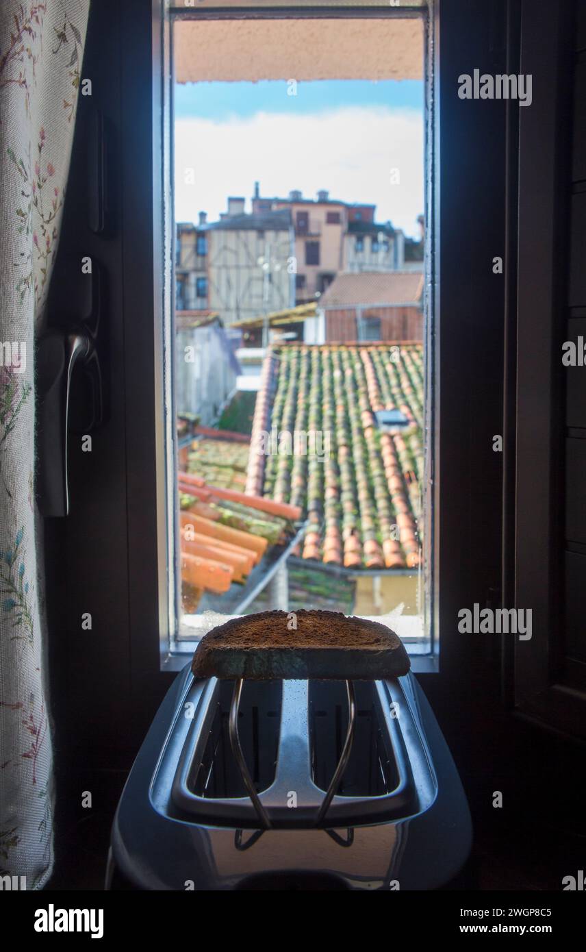 Tostapane posto sul davanzale di una casa rurale. Fetta fresca su rack Foto Stock