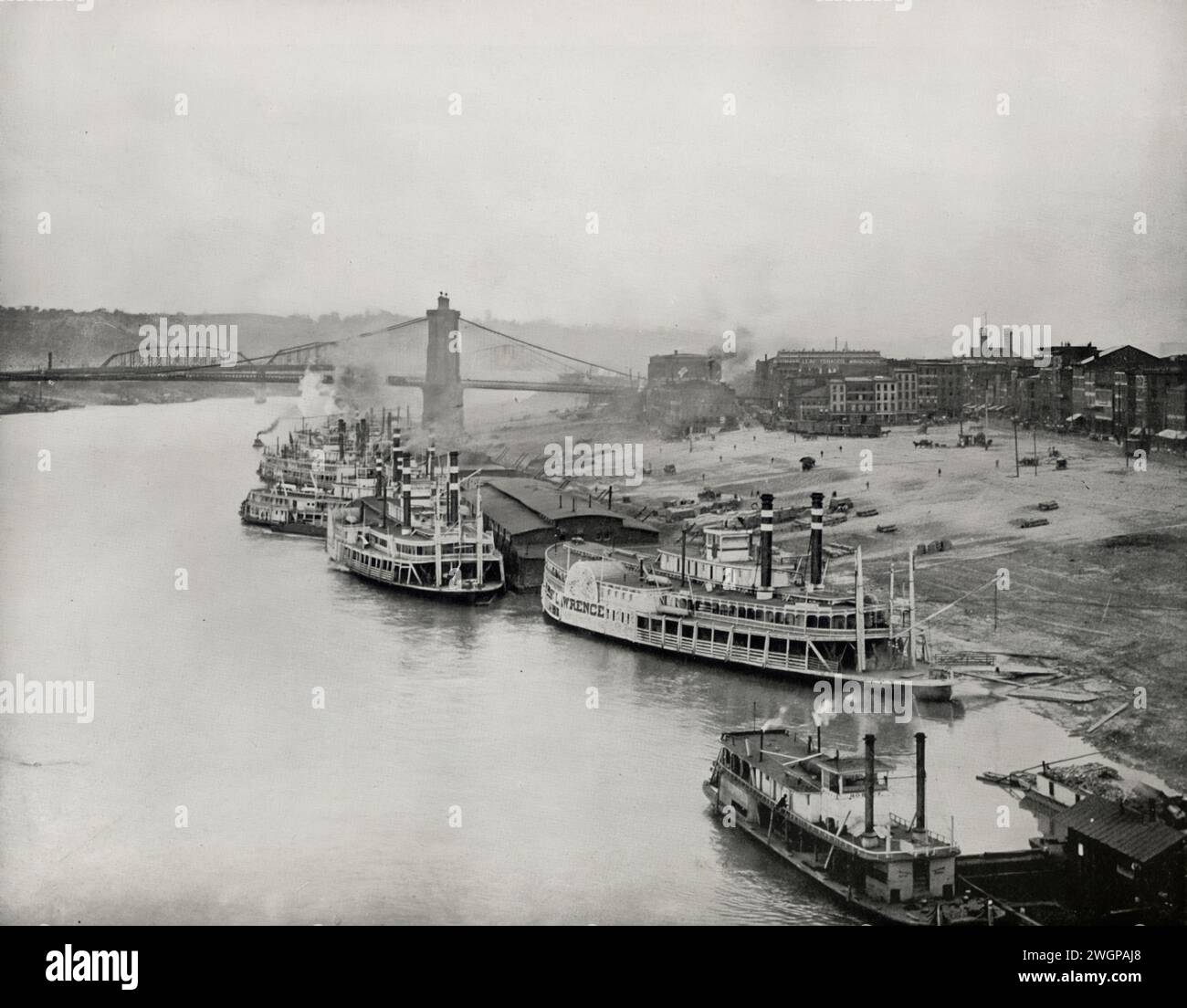 Cincinnati Ohio, illustrazione del XIX secolo, piroscafi a pale sul fiume, paesaggio urbano storico, scena urbana vintage degli Stati Uniti Foto Stock