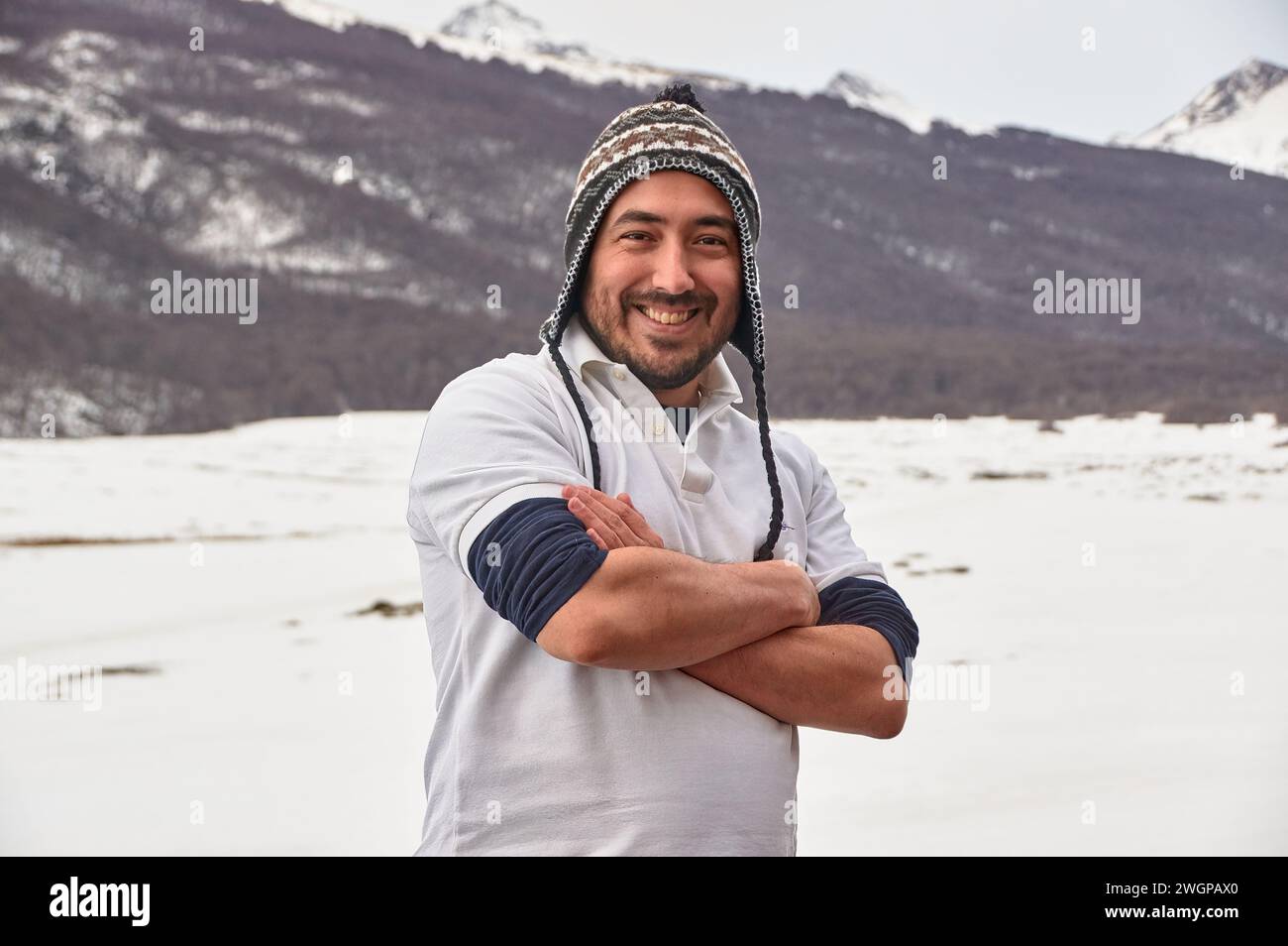 Uomo senza riparo in un ambiente freddo e innevato. Foto Stock