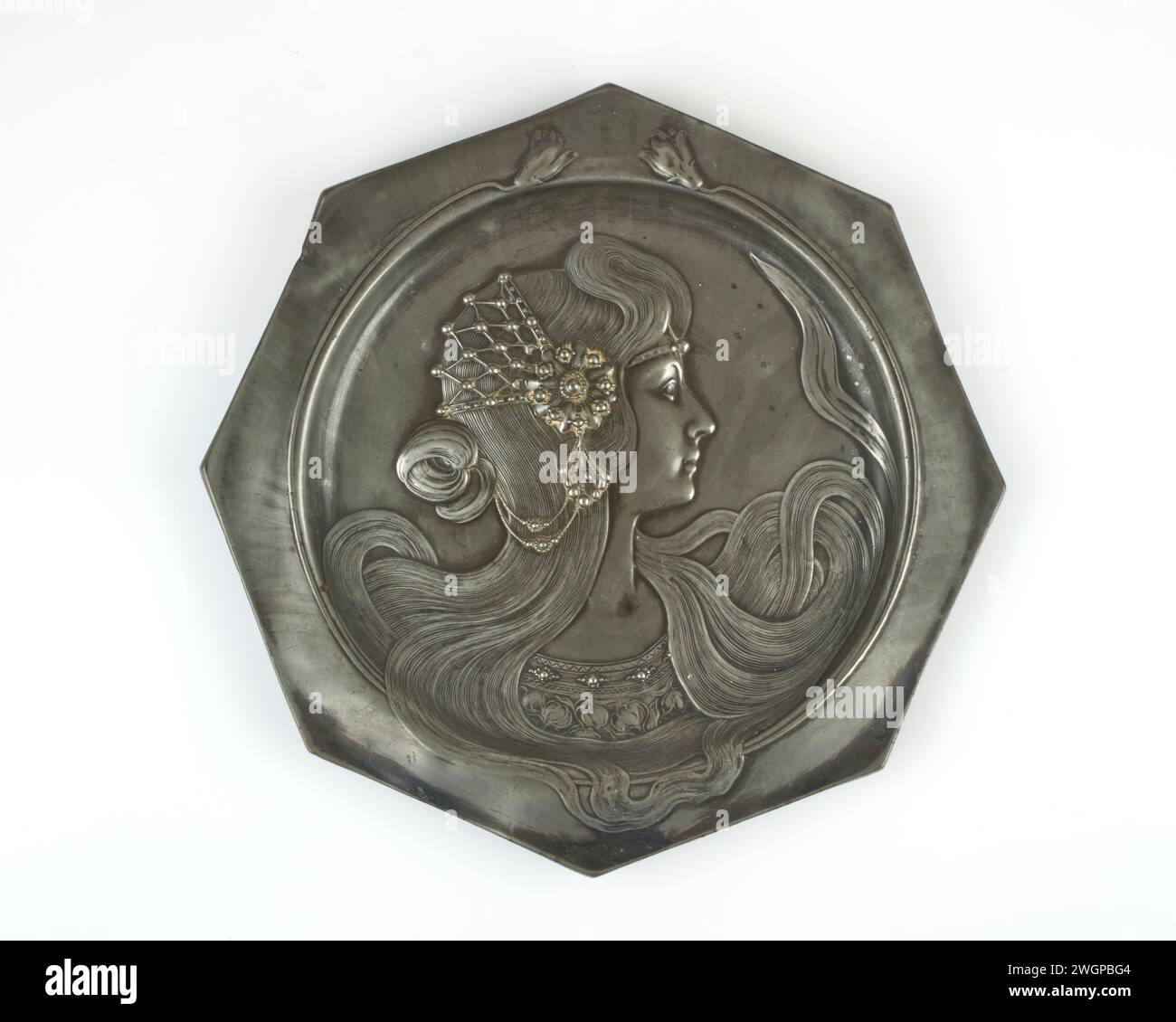 Vassoio porta carte in peltro WMF Mucha Miden Art Nouveau degli anni '1900. Foto Stock