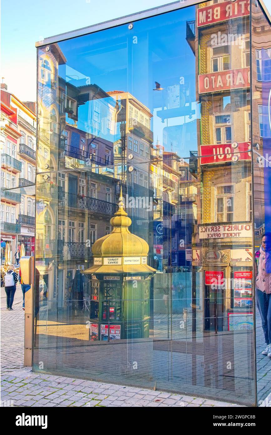 Riflessione sulla vita cittadina su una parete di vetro, PORTO, PORTOGALLO, 2023. Foto Stock