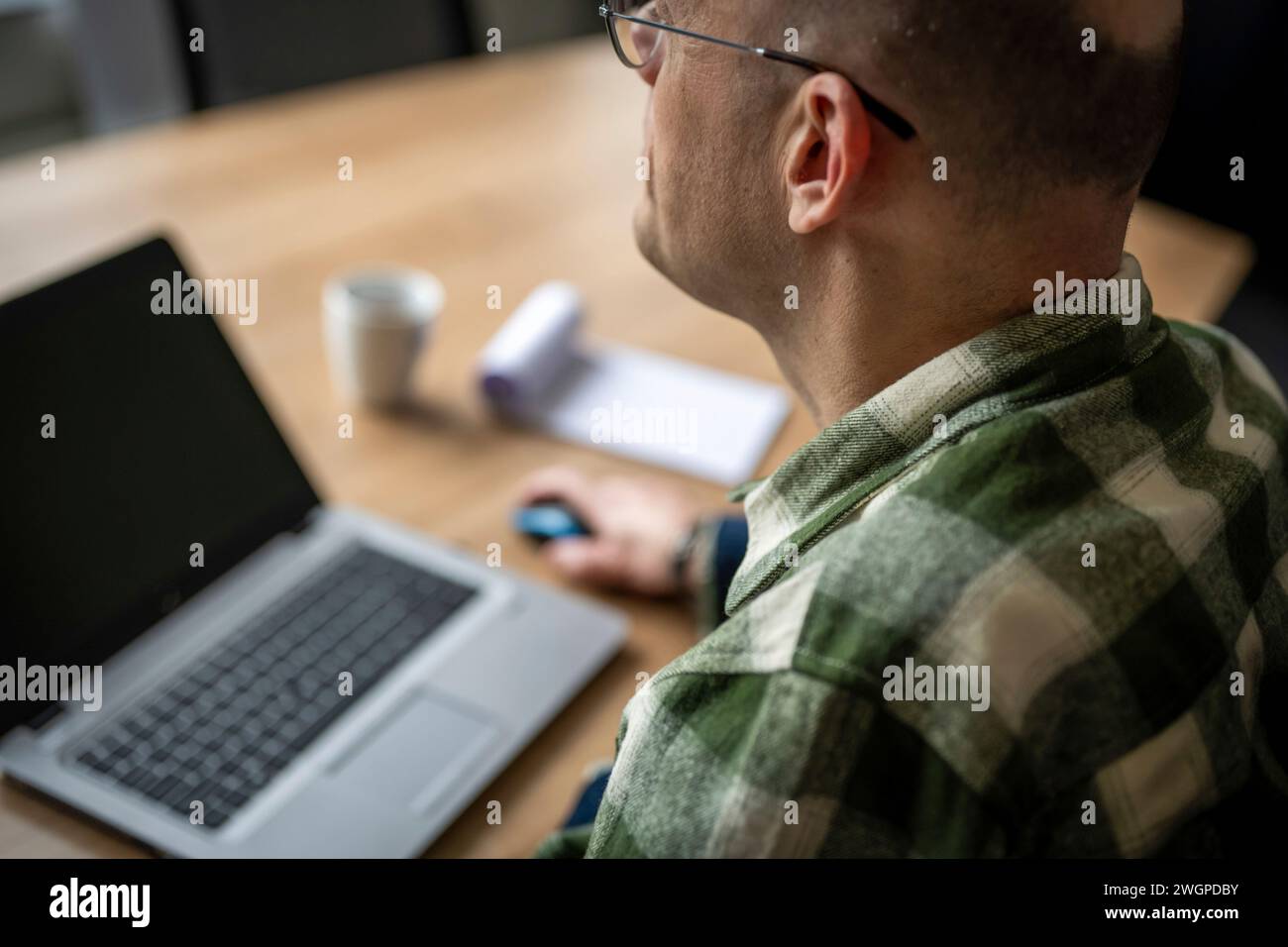 Uomo d'affari disabile che lavora al suo computer. Foto Stock