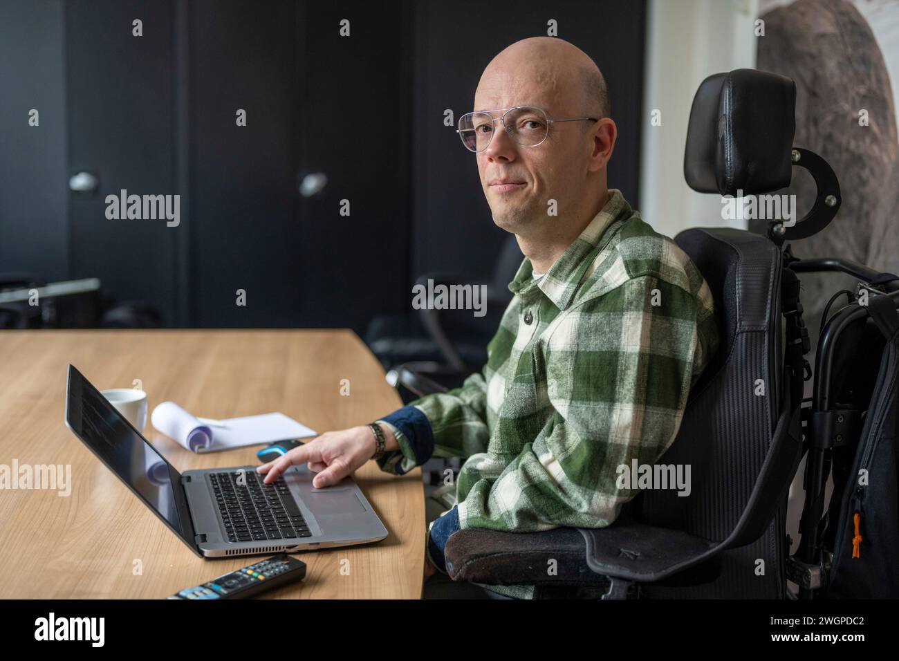 Ritratto di uomo d'affari disabile che lavora al suo computer. Foto Stock