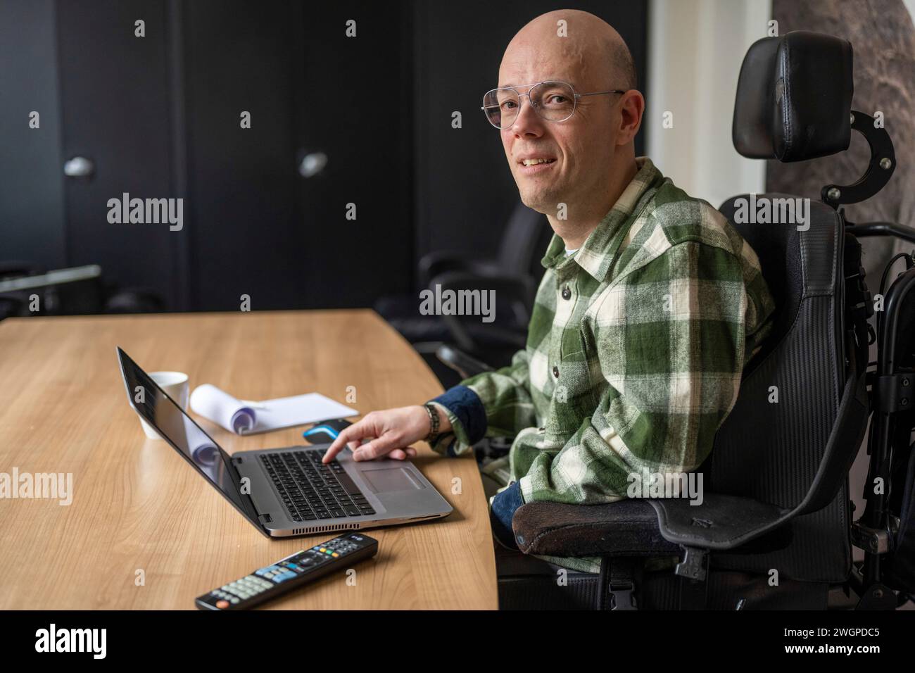 Ritratto di uomo d'affari disabile che lavora al suo computer. Foto Stock