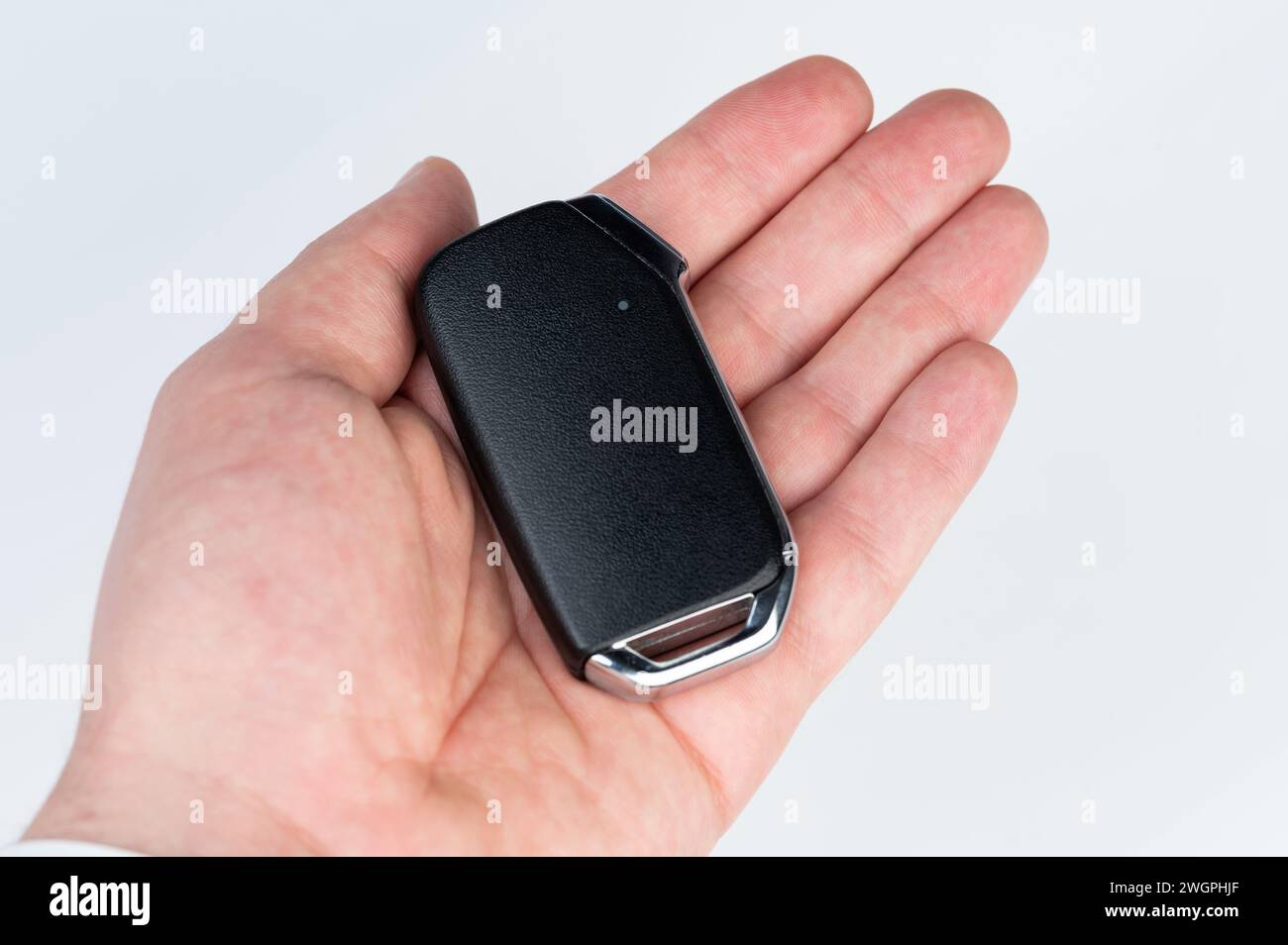 Vista ravvicinata del palmo di una moderna chiave per auto isolata Foto Stock