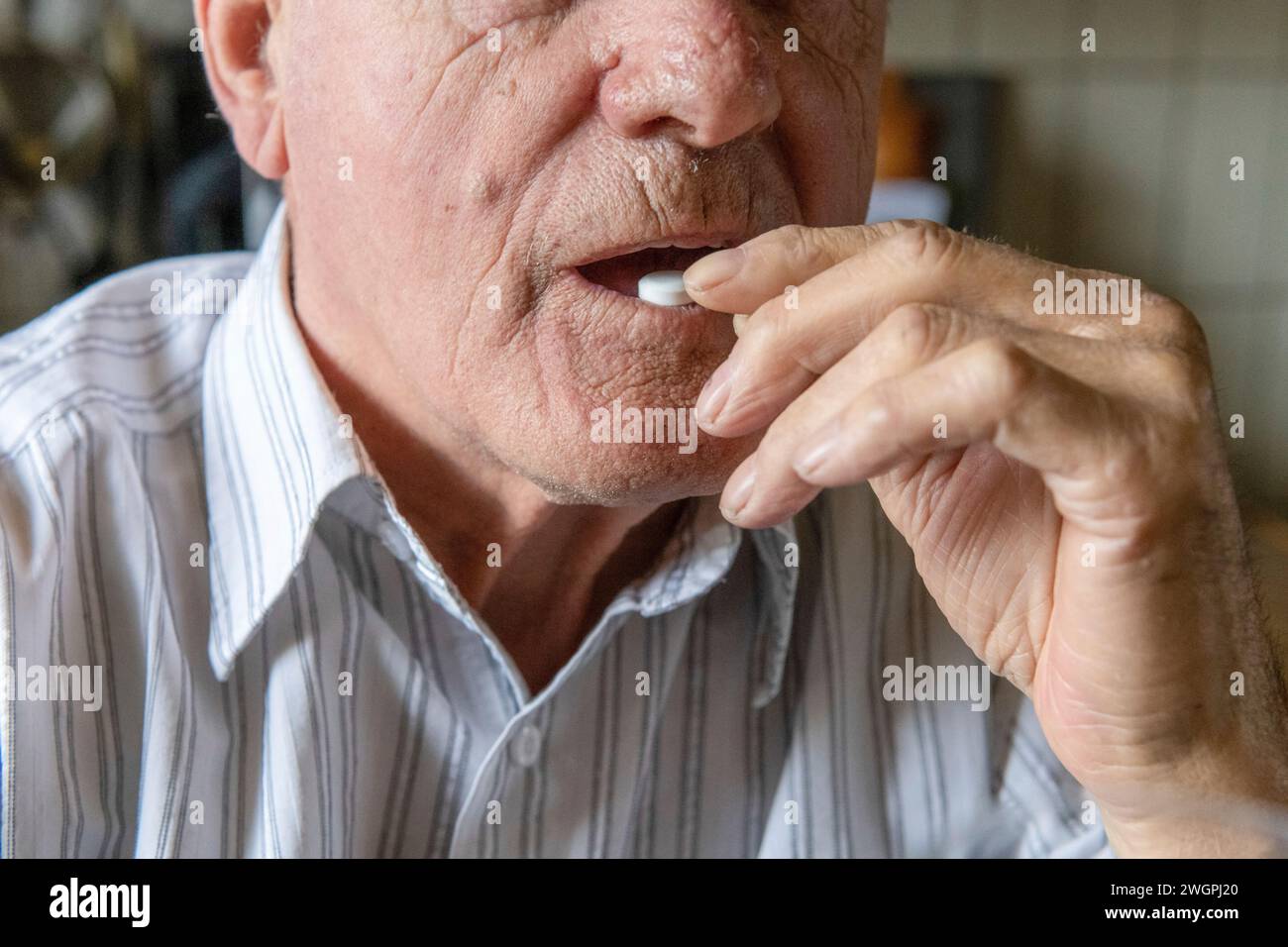 Primo piano ritratto di un uomo anziano che prende compresse e medicine Foto Stock