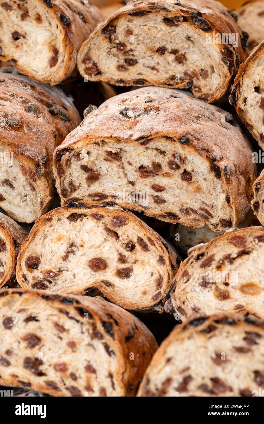 L'Italia, Regione Lombardia, mercato, dolce a fette di pane con uvetta Foto Stock
