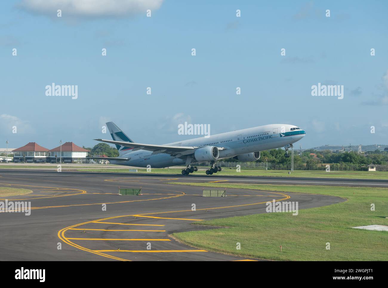 Denpasar, Indonesia - 21 ottobre 2017: Cathay Pacific Boeing 777 decollo dall'aeroporto internazionale i gusti Ngurah Rai di Denpasar, Bali. Foto Stock