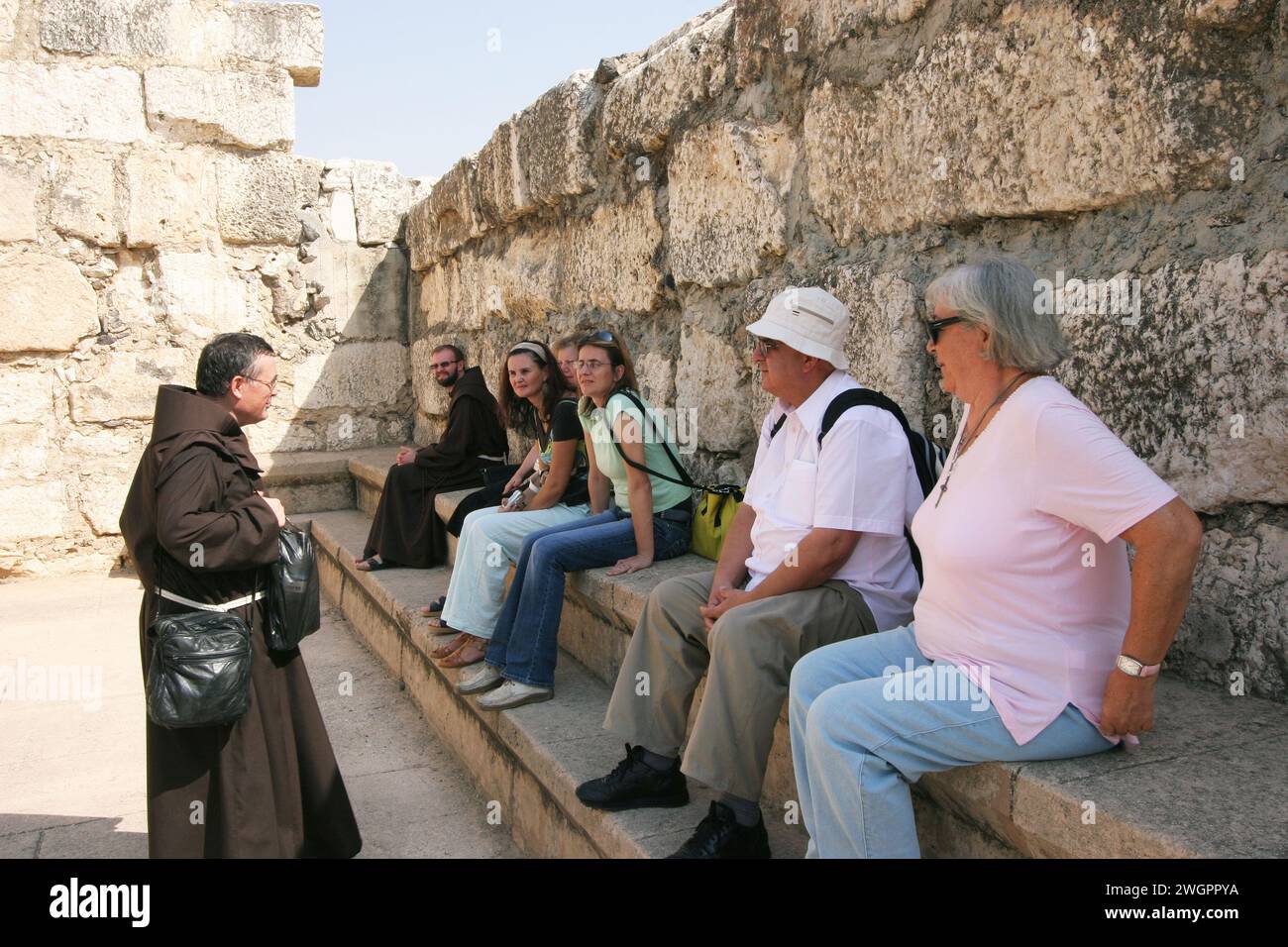 Pellegrini nell'antica sinagoga di Cafarnao in Israele sul mare di Galilea, Israele Foto Stock