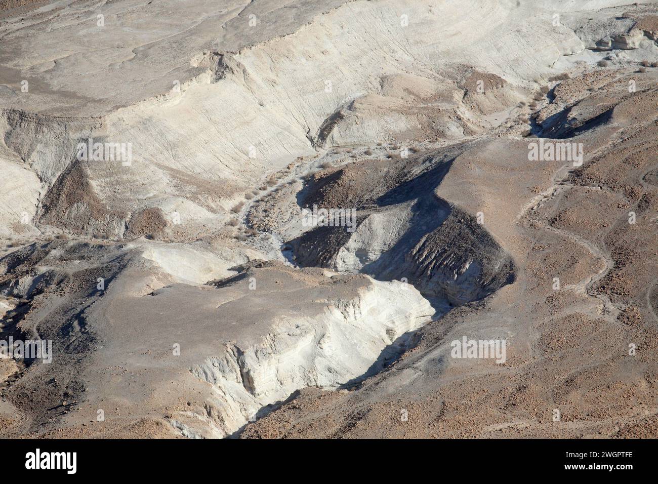 Pittoresco paesaggio montano del deserto della Giudea vicino a Qumran, Israele Foto Stock