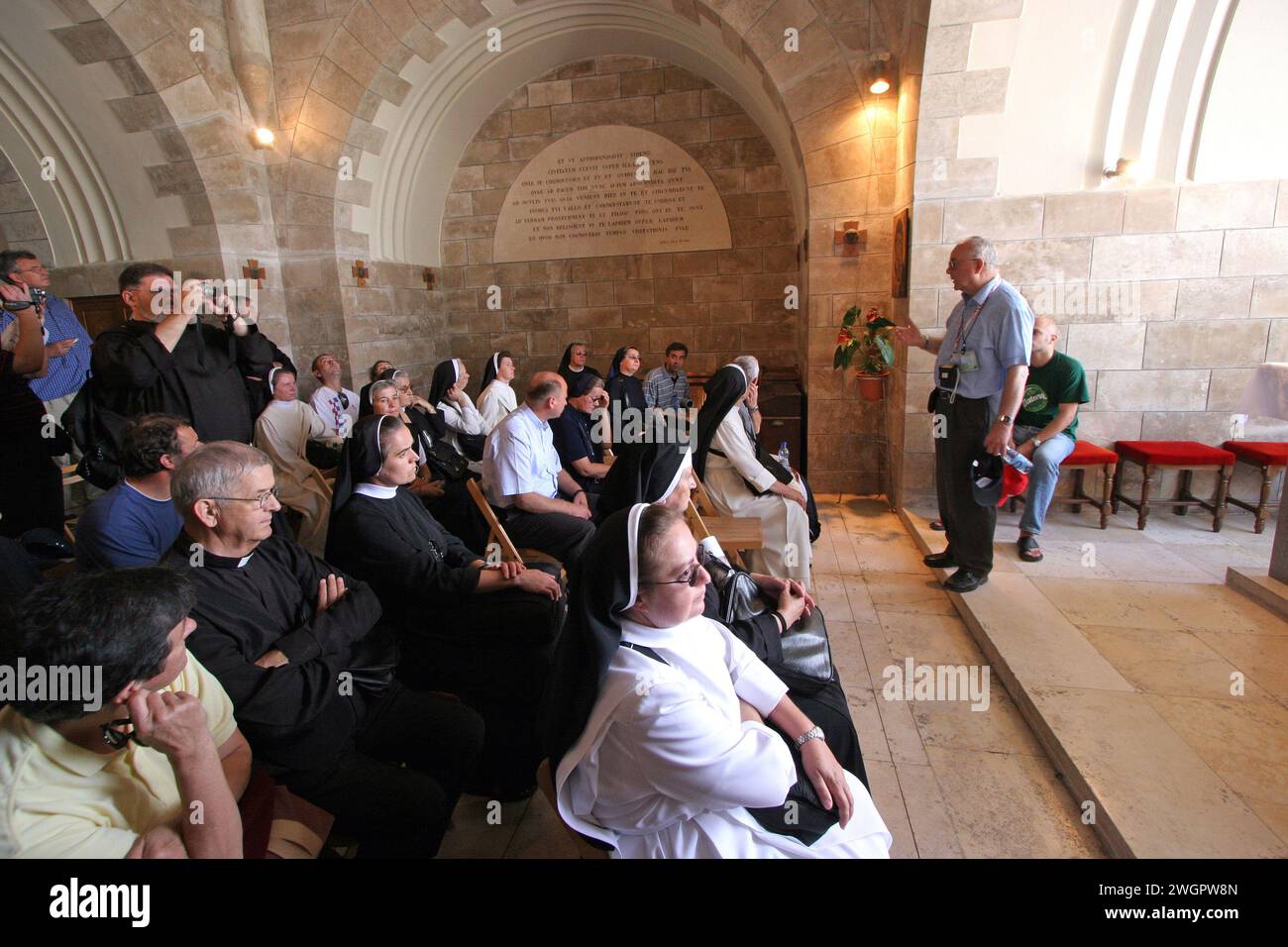 I pellegrini nella Chiesa cattolica romana di Dominus Flevit sul Monte degli Ulivi appartengono alla custodia francescana della Terra Santa, Gerusalemme, Israele Foto Stock