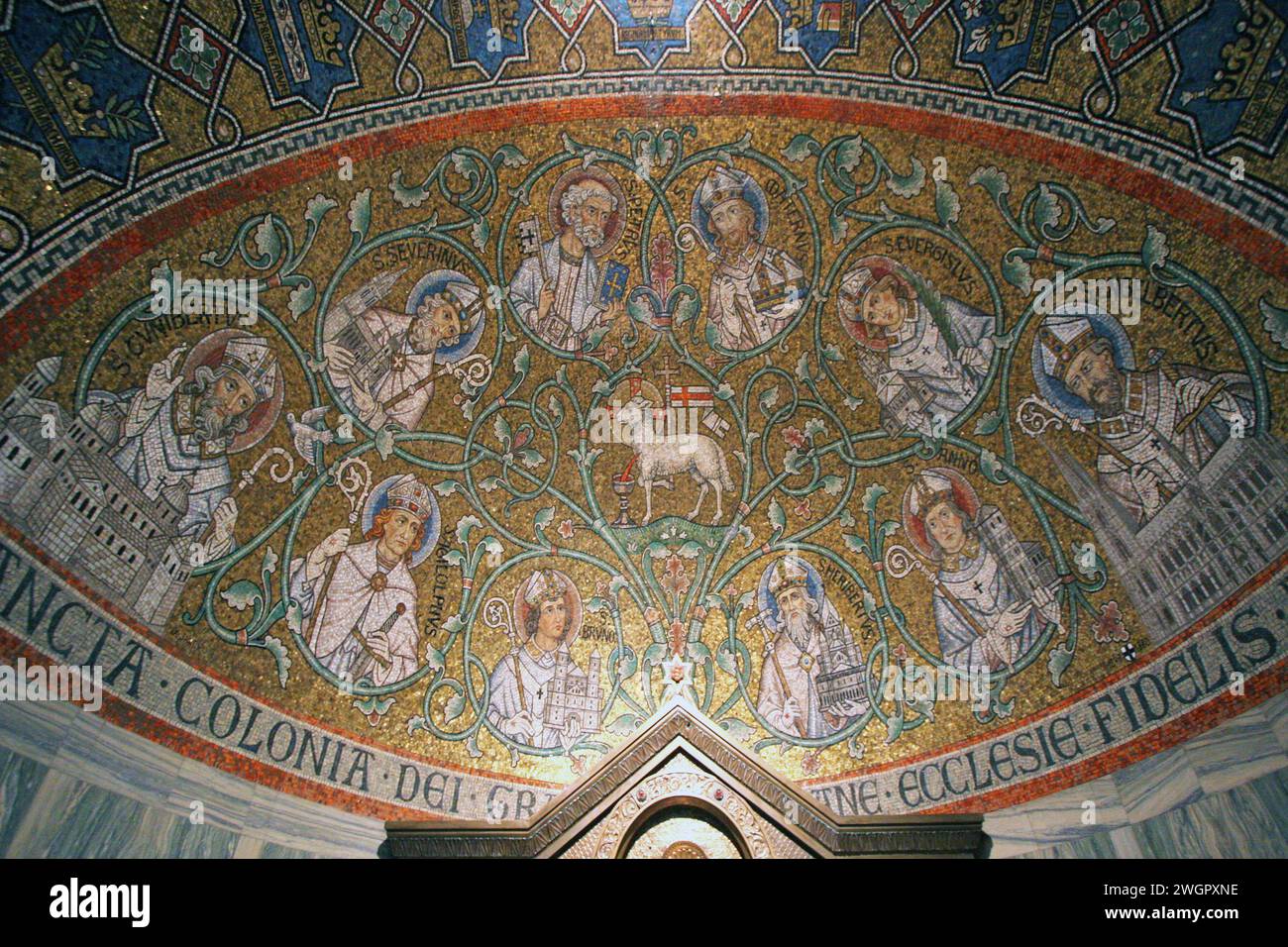 Mosaico di Agnus dei l'Agnello di Dio tra i santi all'interno della Chiesa dell'abbazia della Dormizione sul monte Sion, Gerusalemme, Israele Foto Stock