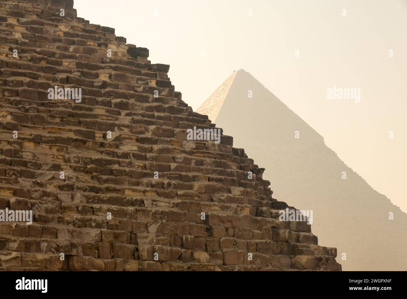 Primo piano delle antiche piramidi egizie di Giza vicino al Cairo, Egitto Foto Stock