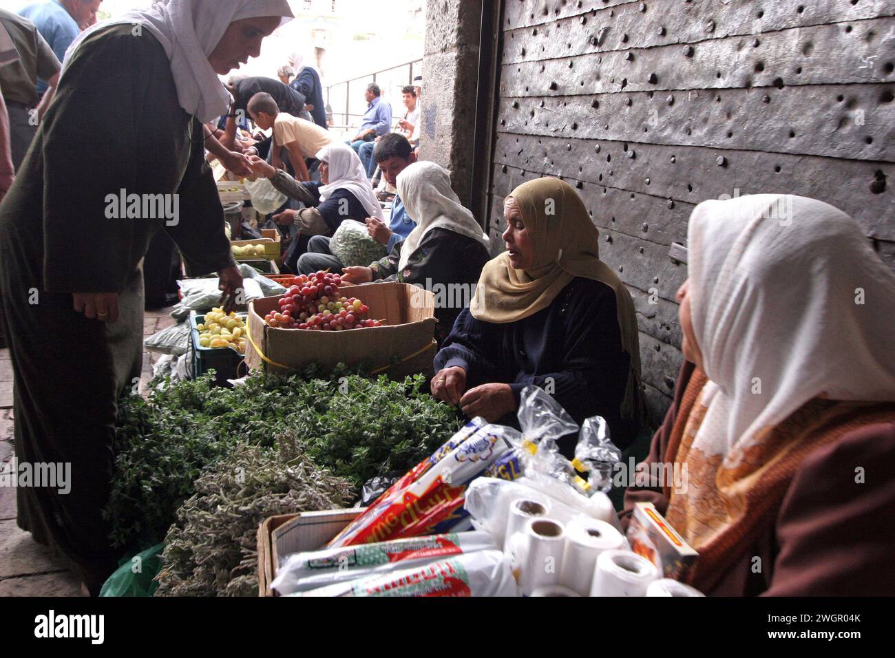 Popolo arabo verdure di vendita nel mercato, Gerusalemme, Israele Foto Stock