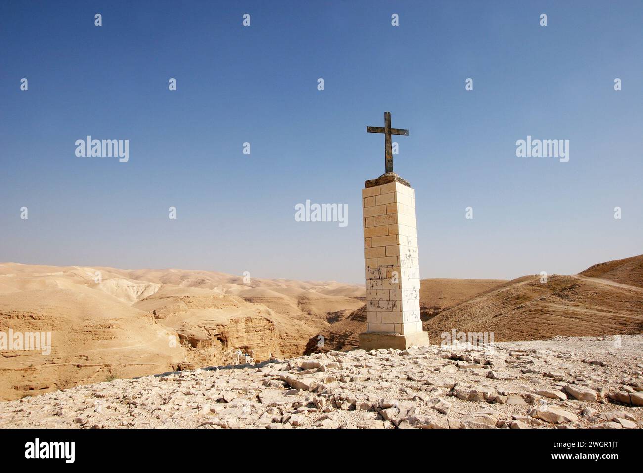 Una croce di ferro su un pilastro, sulla strada per il monastero di San Giorgio nel deserto della Giudea, Israele Foto Stock