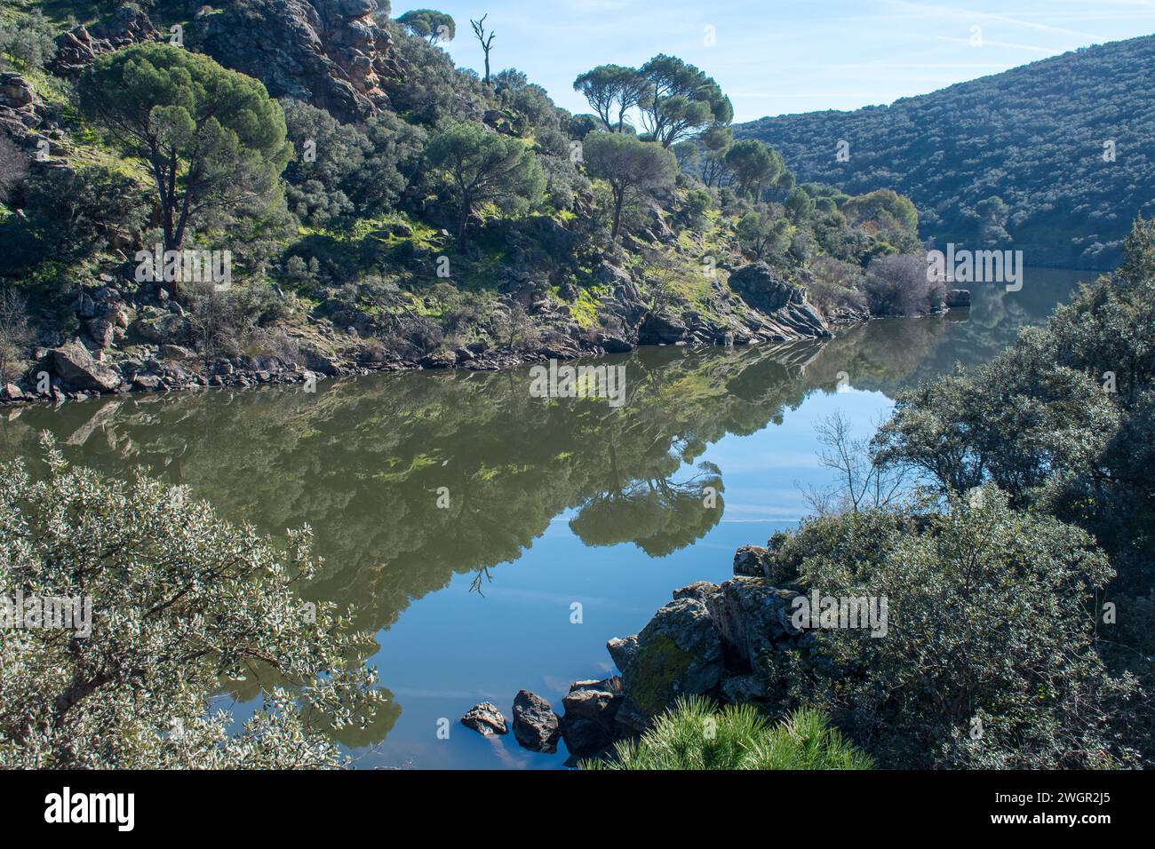 Un posto tranquillo con riflessi d'acqua all'Embalse de picada Foto Stock