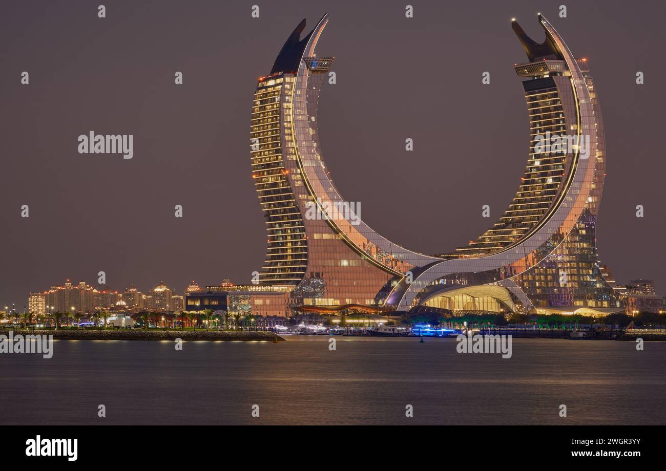 Skyline di Lusail città di Lusail, Qatar, con il progetto Katara Towers del Lusail Marina Night Shoot. Concetto di industria edile. Foto Stock