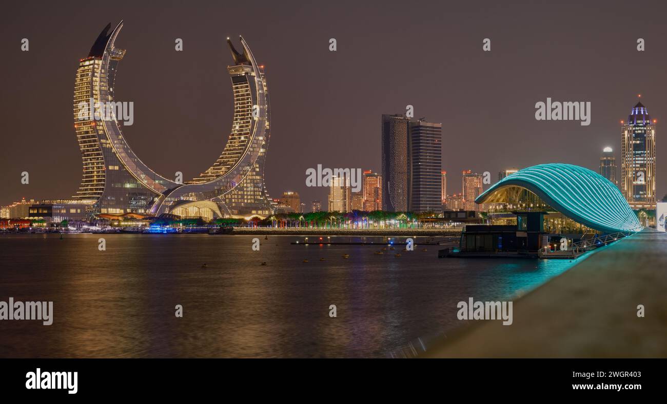 Skyline di Lusail città di Lusail, Qatar, con il progetto Katara Towers del Lusail Marina Night Shoot. Concetto di industria edile. Foto Stock