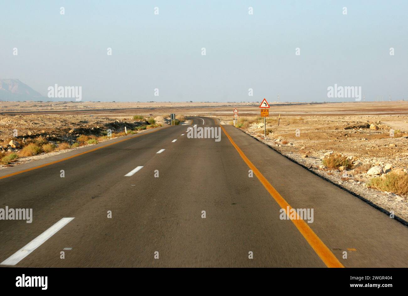 Famosa strada numero 90, che attraversa Israele da nord a sud nella Valle del Giordano, vicino al Mar morto, Israele Foto Stock