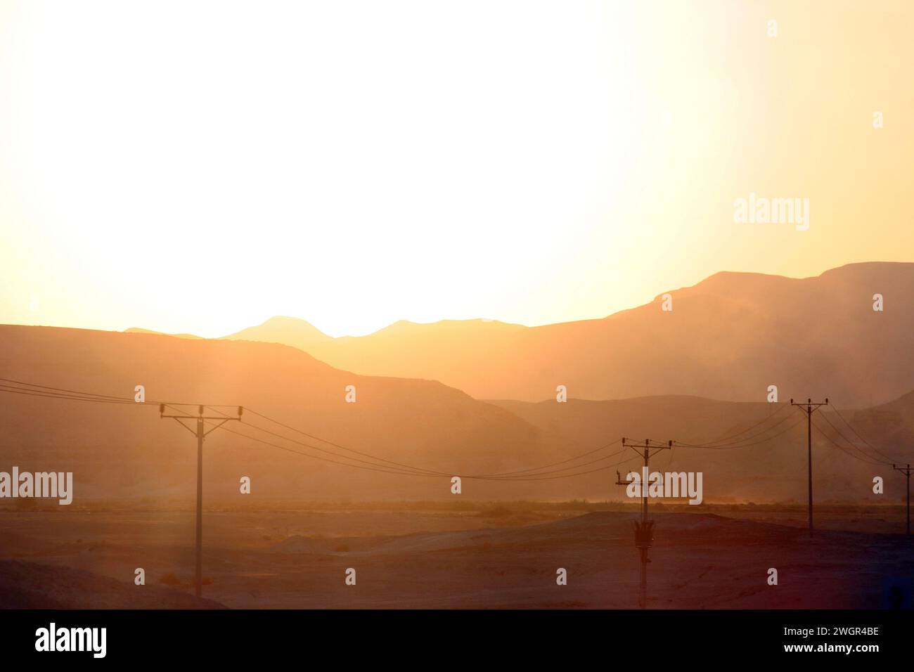 Tramonto sulla famosa strada numero 90, che attraversa Israele da nord a sud nella Valle del Giordano, vicino al Mar morto, Israele Foto Stock