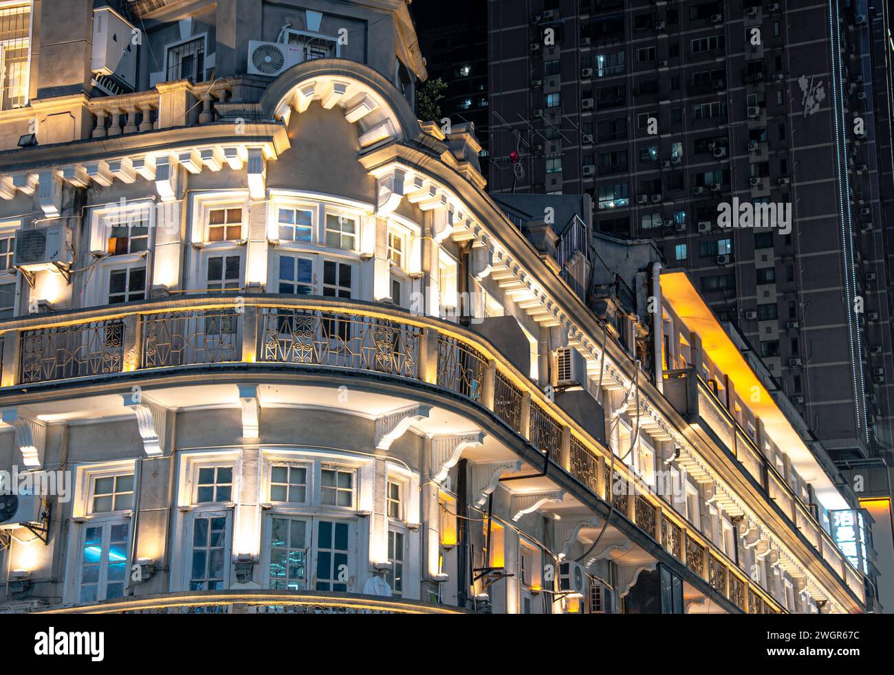 Una vista notturna di un edificio storico urbano Foto Stock