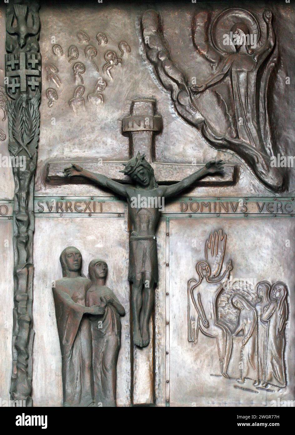 Crocifissione, dettaglio della porta gigante in bronzo nella Basilica dell'Annunciazione, Nazareth, Israele Foto Stock
