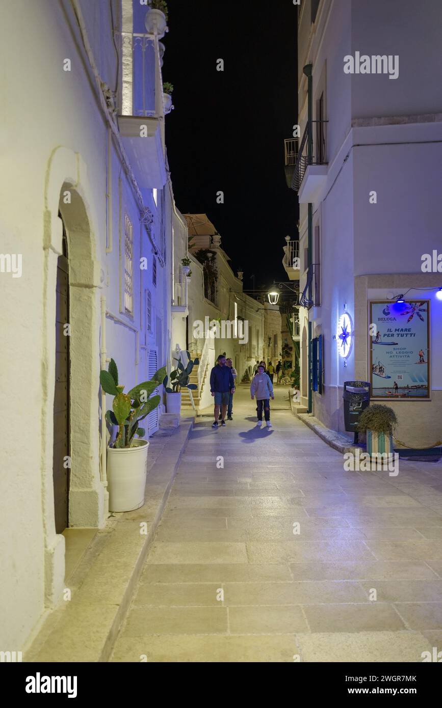 Vista notturna della strada nel centro storico di Monopoli, regione Puglia, Italia Foto Stock