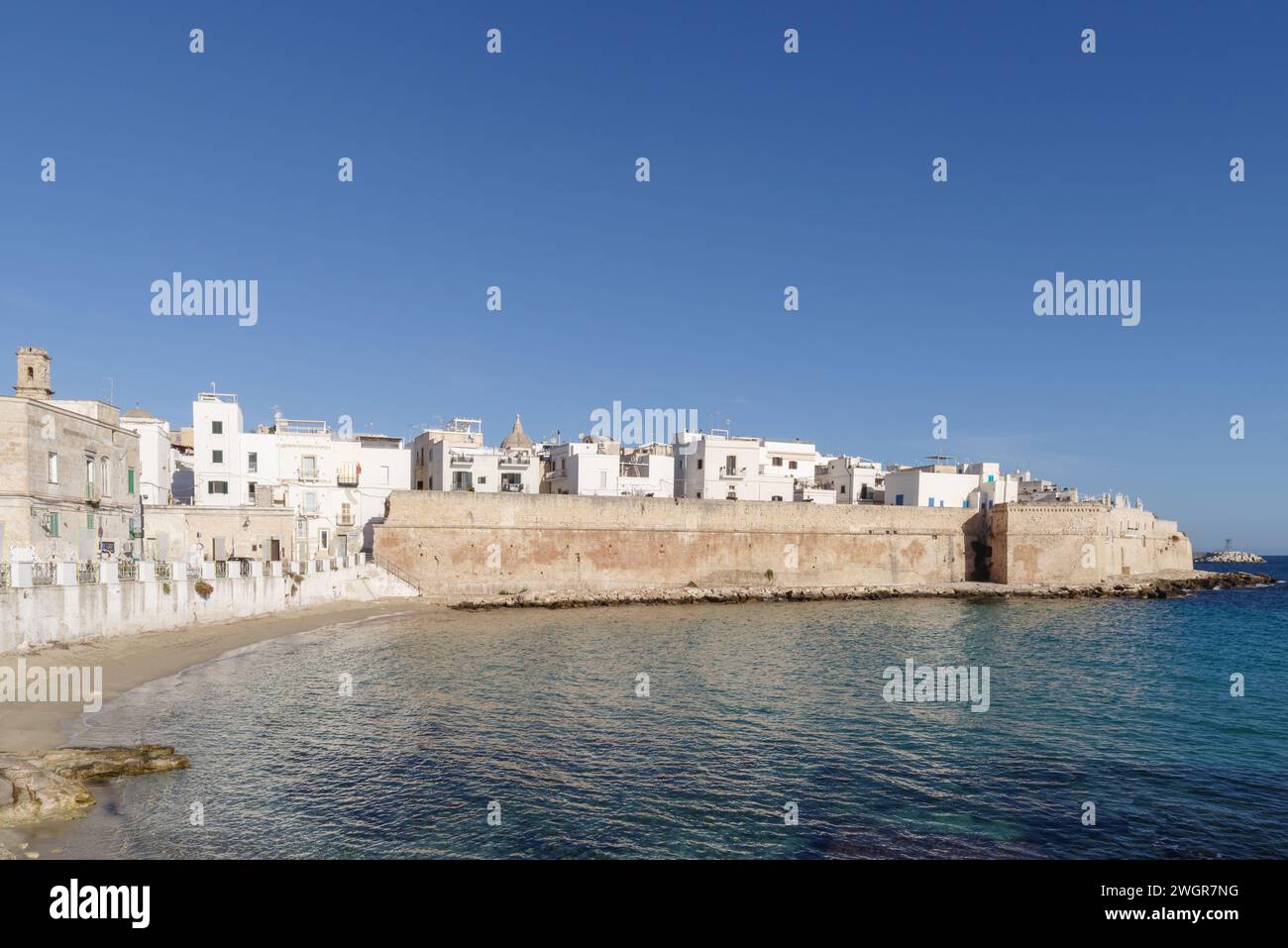 Città di Monopoli dietro le mura fortificate, Puglia, Italia Foto Stock