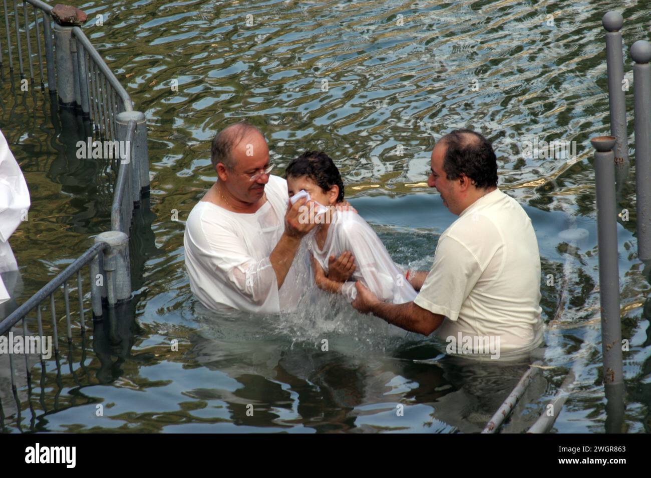 Sito battesimale al fiume Giordano shore. Il battesimo dei pellegrini a Yardenit, Israele il 30 settembre 2006. Foto Stock