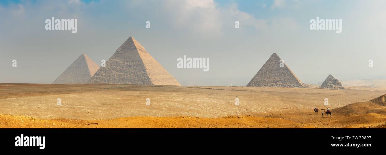 Vista panoramica delle antiche piramidi egizie di Giza vicino al Cairo, banner web egiziano Foto Stock