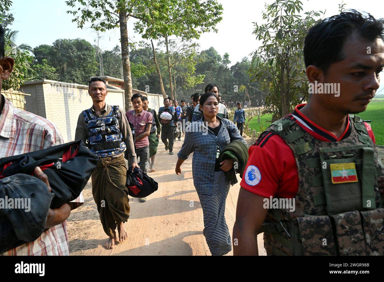 Distretto di Cox's Bazar in Bangladesh. 6 febbraio 2024. Il personale della Guardia di frontiera del Bangladesh (BGB) detiene la polizia della Guardia di frontiera del Myanmar (BGP) e il personale delle forze di sicurezza in cerca di rifugio nell'Ukhia del Bangladesh lungo il confine tra Bangladesh e Myanmar, nel distretto di Cox's Bazar in Bangladesh, il 6 febbraio 2024. Almeno 264 membri delle forze di frontiera e di sicurezza del Myanmar sono venuti in Bangladesh per sfuggire ai combattimenti tra l'esercito del Myanmar e l'esercito ribelle Arakan al confine tra i due paesi, secondo la Guardia di frontiera Bangladesh (BGB). Crediti: Mamunur Rashid/Alamy Live News Foto Stock