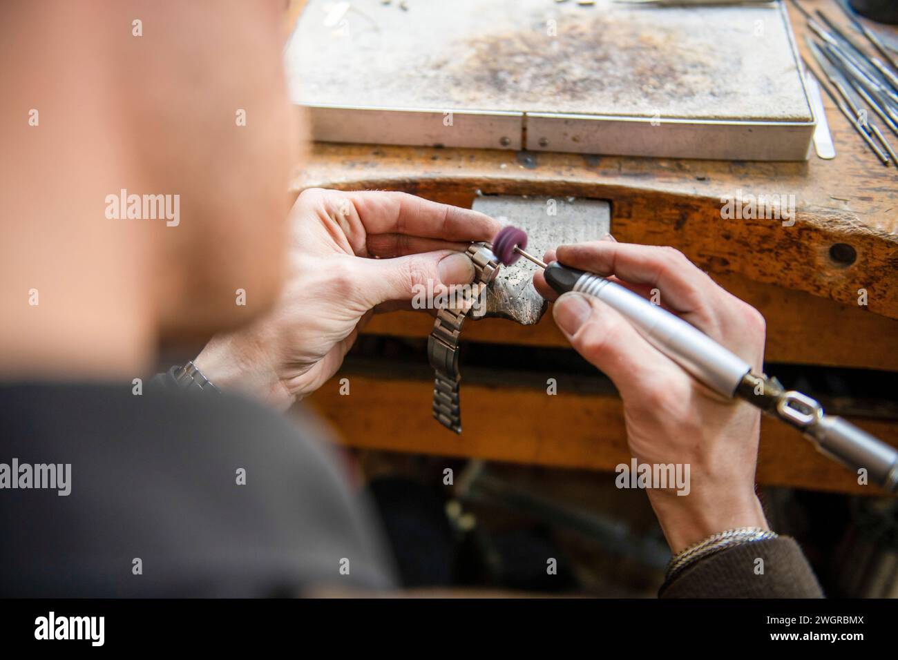 Orologiaio che ripara un orologio classico, luogo di lavoro autentico Foto Stock