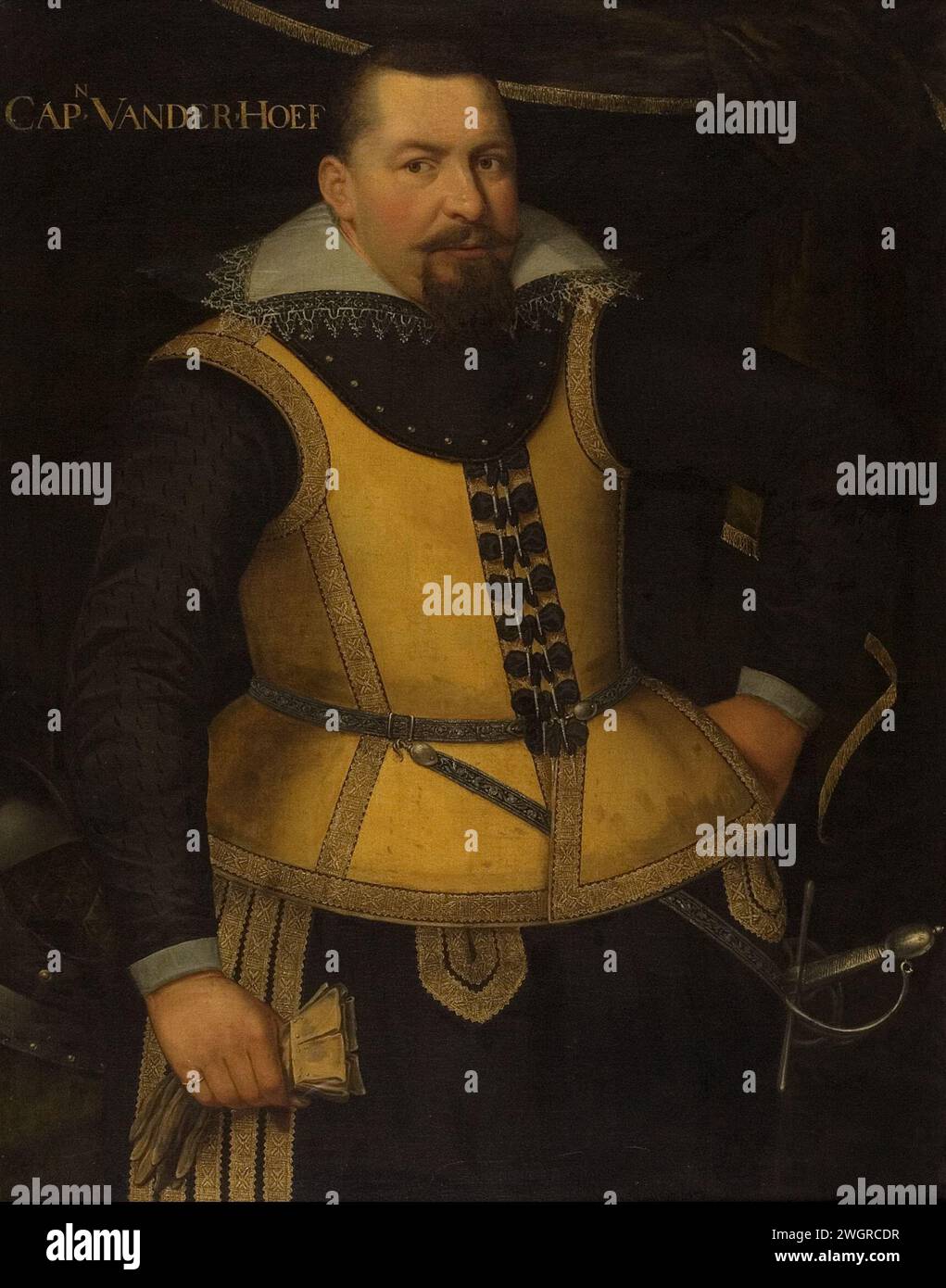 Ritratto o Karel van der Hoeven, Anonimo, c. 1605 - c. 1615 dipinto Ritratto di Karel van den Hoeven, sergente maggiore. In piedi, metà con i guanti nella mano destra, la mano sinistra nella parte laterale. A sinistra un casco su un tavolo. tela. personale storico della vernice a olio (vernice) Foto Stock