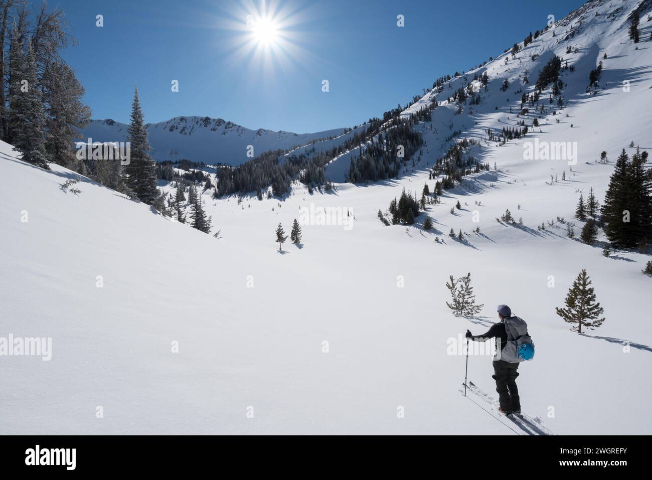 Sciatore nell'alto bacino degli Aneroidi, Wallowa Mountains, Oregon. Foto Stock