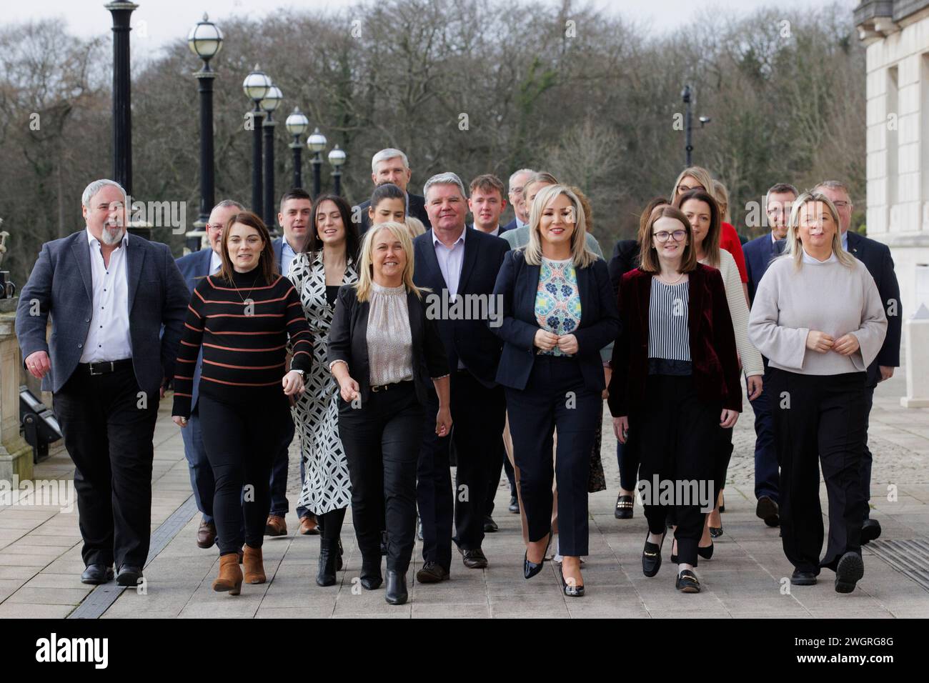 Il primo ministro dell'Irlanda del Nord Michelle o'Neill (terzo a destra) con i suoi colleghi del partito Sinn Fein MLA fuori dagli edifici del Parlamento a Stormont. Data foto: Martedì 6 febbraio 2024. Foto Stock