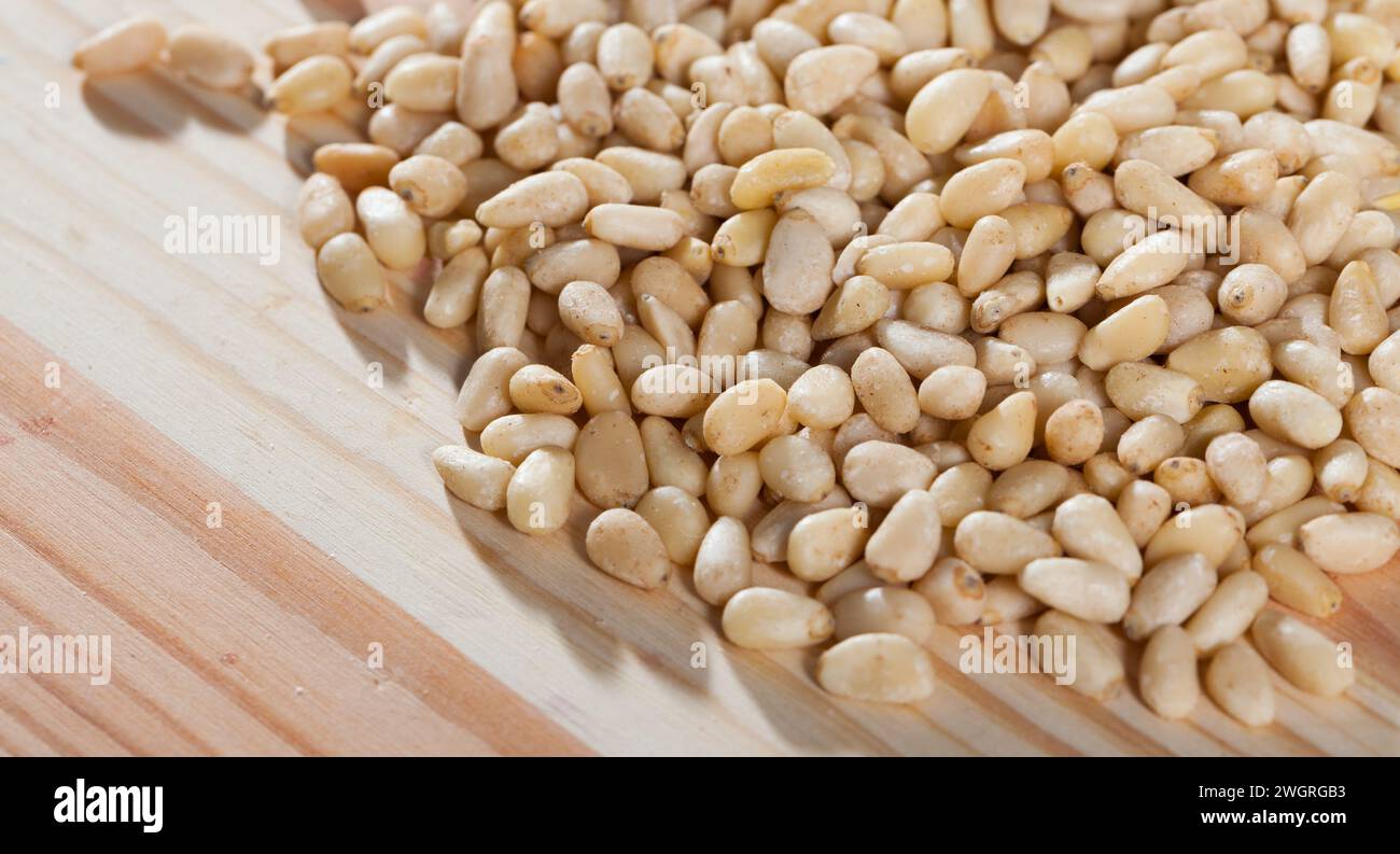 Foto di mix di pinoli crudi sulla scrivania in legno Foto Stock